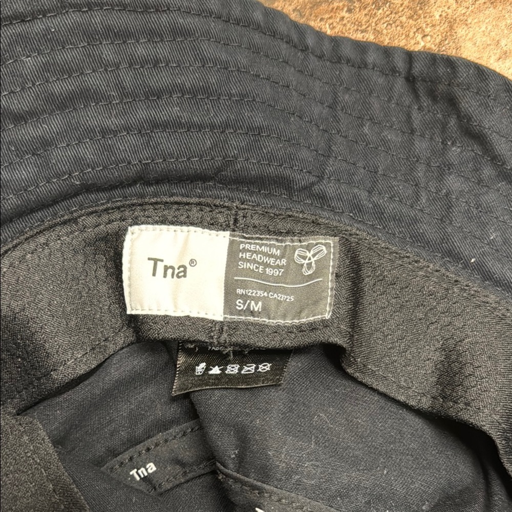Aritzia TNA Banded Bucket Hat - Picture 3 of 5